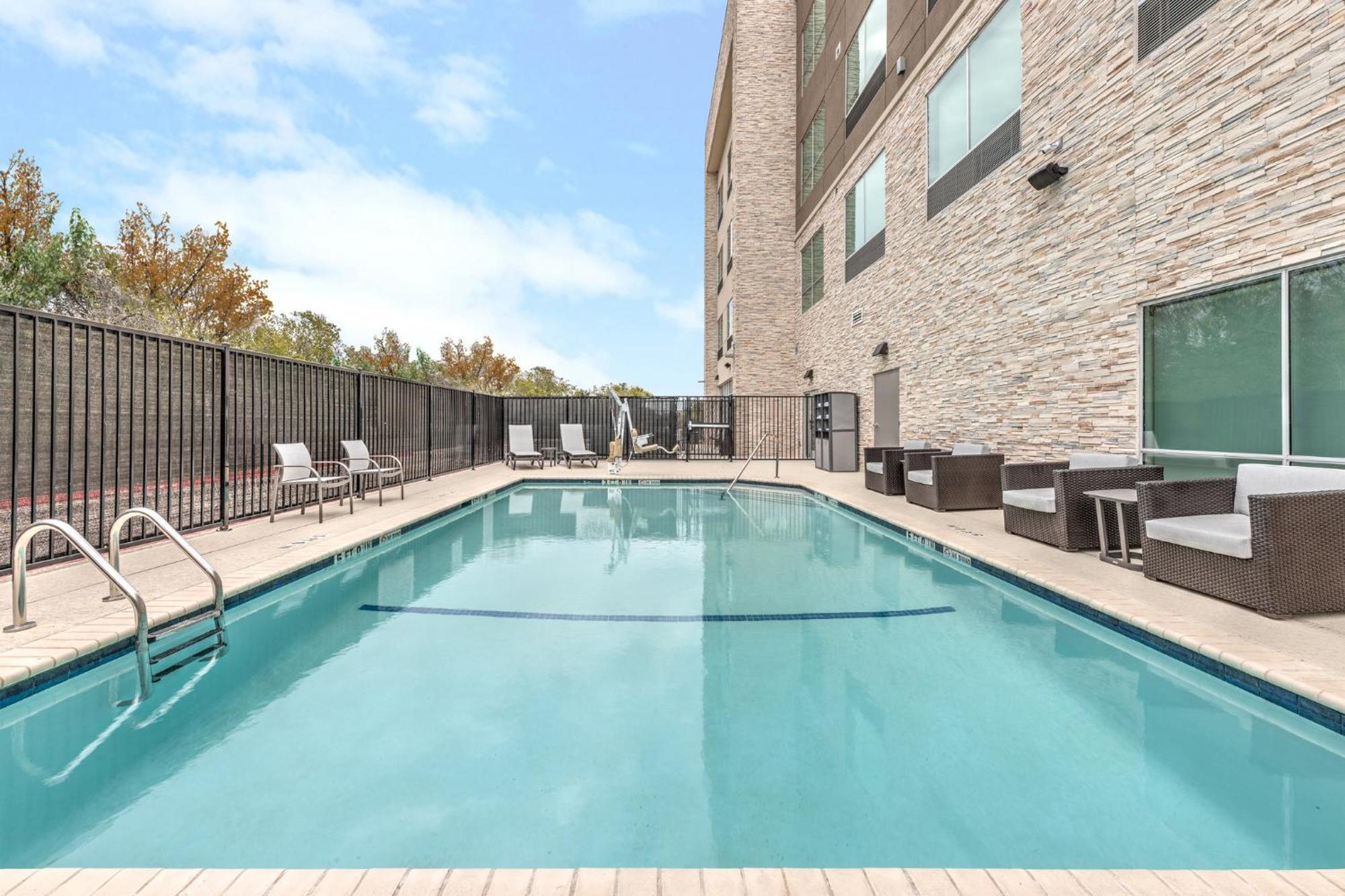 Holiday Inn Express & Suites Austin Airport East By Ihg Экстерьер фото